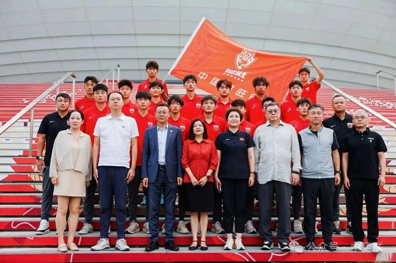 海港U17十六小将启程赴法 开启五个月欧塞尔淬炼之旅